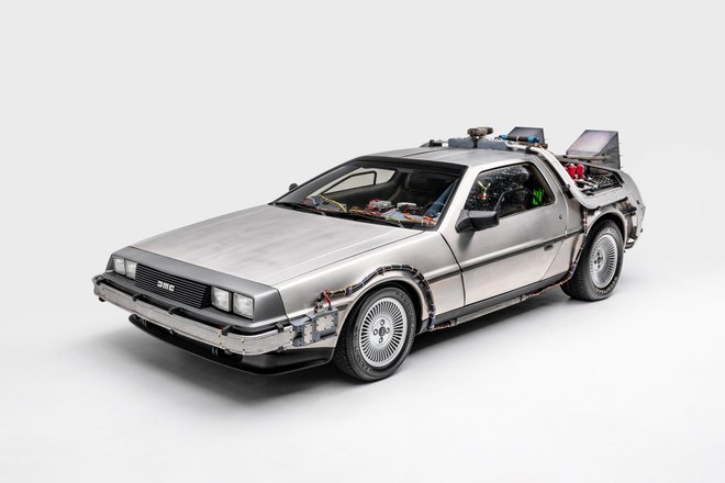 DeLorean из фильма Назад в будущее DeLorean из фильма Назад в будущее