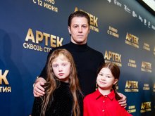 Гела Месхи с дочерью Беллой (справа) на премьере фильма «Артек. Сквозь время», фото: пресс-служба