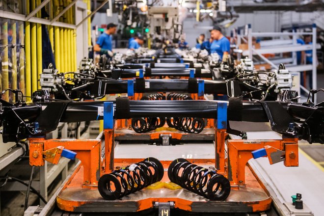 Конвейер по сборке задней подвески автомобиля на заводе Hyundai Motor Manufacturing Rus в Санкт-Петербурге Конвейер по сборке задней подвески автомобиля на заводе Hyundai Motor Manufacturing Rus в Санкт-Петербурге