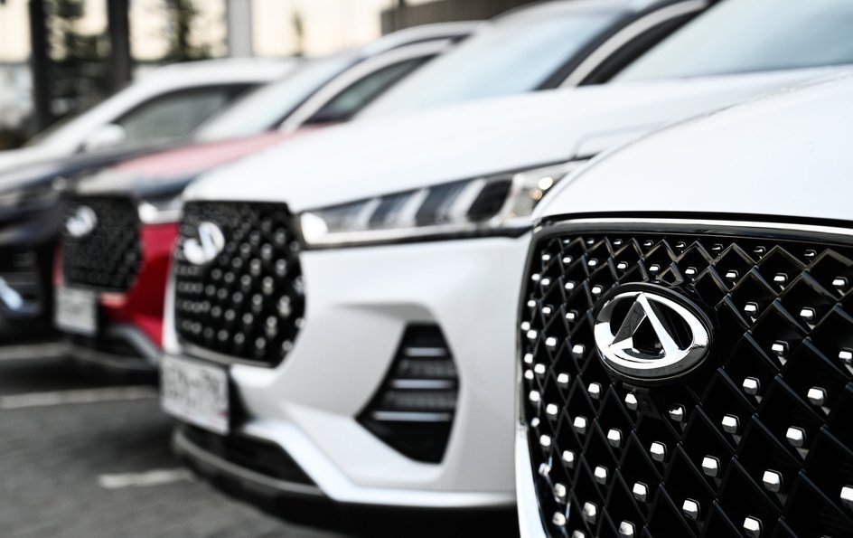 Автомобили у официального дилерского центра Chery в Москве Автомобили у официального дилерского центра Chery в Москве