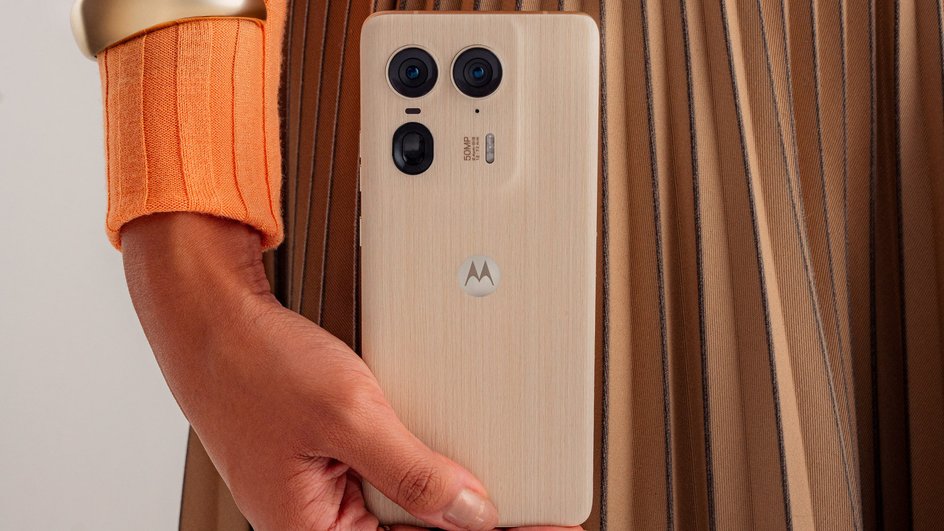 Задняя сторона Moto Edge 50 Ultra имитирует дерево Задняя сторона Moto Edge 50 Ultra имитирует дерево