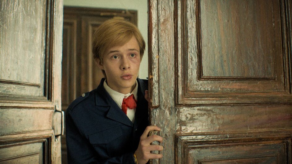 Кадр из сериала «Слово пацана», Андрей Пальто Кадр из сериала «Слово пацана», Андрей Пальто