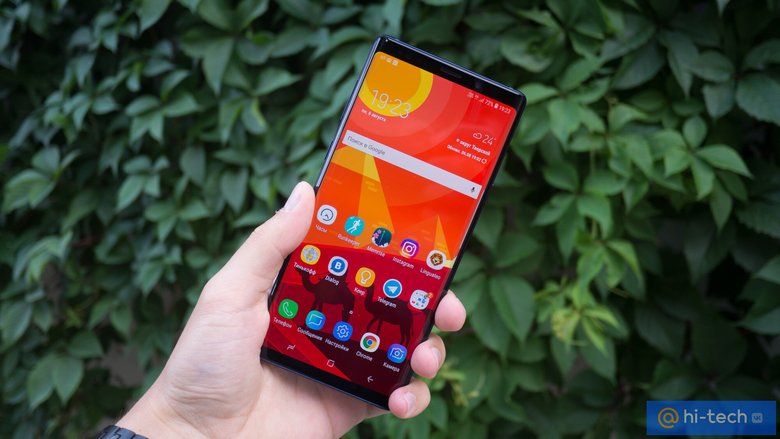 В Galaxy Note9 матрица Super AMOLED с соотношением сторон 18,5:9. Держать такой вытянутый смартфон удобно В Galaxy Note9 матрица Super AMOLED с соотношением сторон 18,5:9. Держать такой вытянутый смартфон удобно