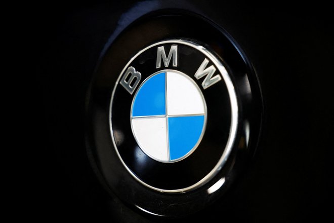 Логотипы в автосалоне в Неймегене BMW Логотипы в автосалоне в Неймегене BMW