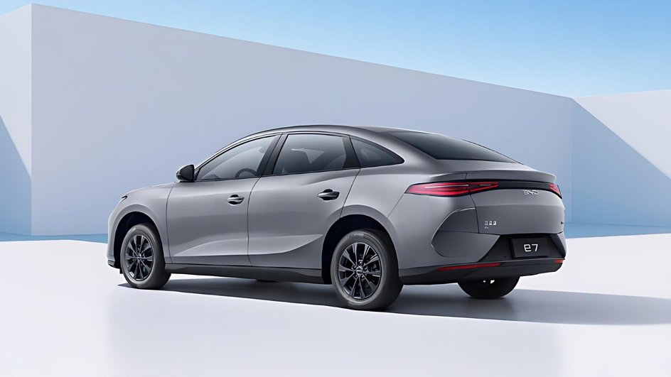 BYD представил недорогой седян е7 для такси BYD представил недорогой седян е7 для такси