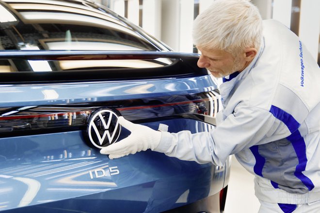 Сотрудник Volkswagen проверяет ID.5 на заводе Цвиккау (Zwickau) Сотрудник Volkswagen проверяет ID.5 на заводе Цвиккау (Zwickau)