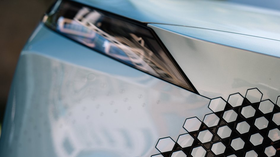 В топовой версии Supreme Omoda C7 при отпирании и запирании машины устраивает владельцу световое шоу специальной подсветкой через еле заметные узоры прорезей в углах переднего бампера В топовой версии Supreme Omoda C7 при отпирании и запирании машины устраивает владельцу световое шоу специальной подсветкой через еле заметные узоры прорезей в углах переднего бампера